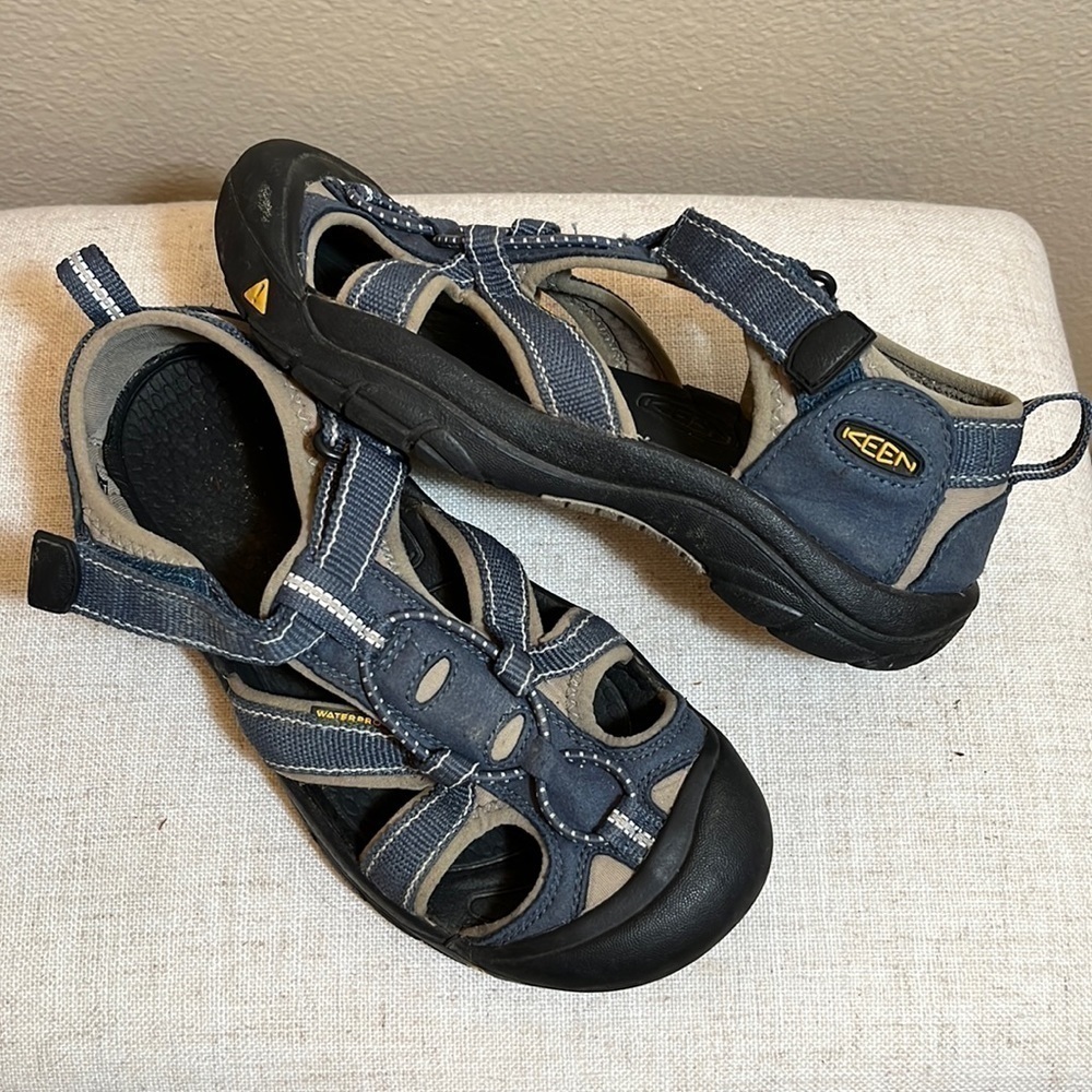 KEEN Blue Outdoor Water Shoes Sandals Youth Size 4